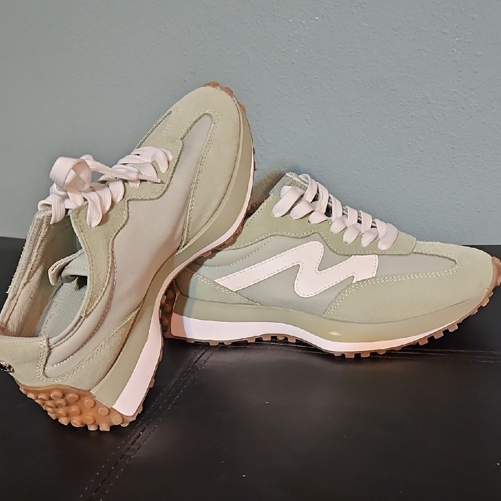 Stylish Steve Madden Women's Sneakers in Green And White